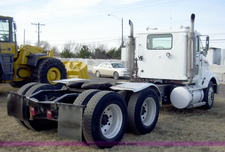 image for item 5042 1995 International 9400 semi truck