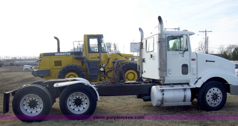 image for item 5042 1995 International 9400 semi truck