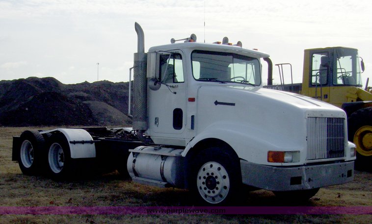 image for item 5042 1995 International 9400 semi truck