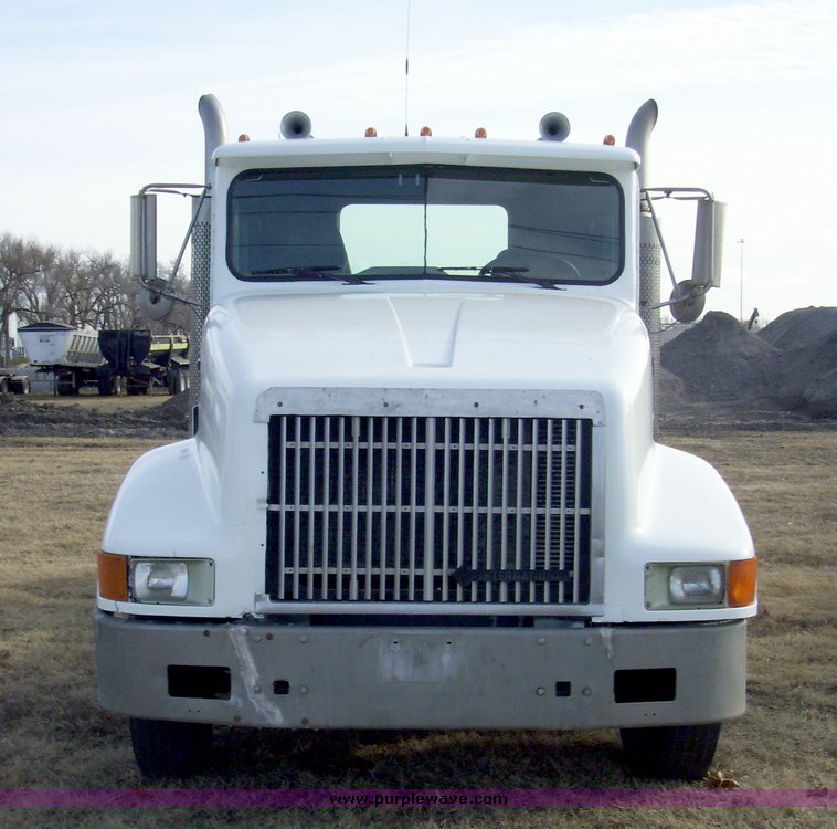 image for item 5042 1995 International 9400 semi truck