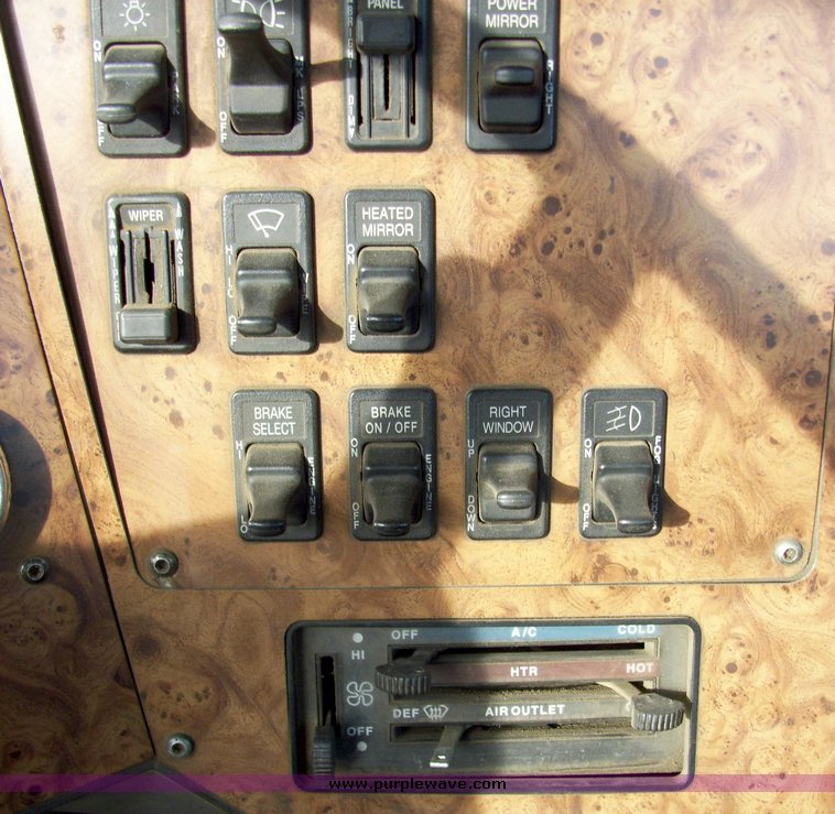 image for item 5042 1995 International 9400 semi truck