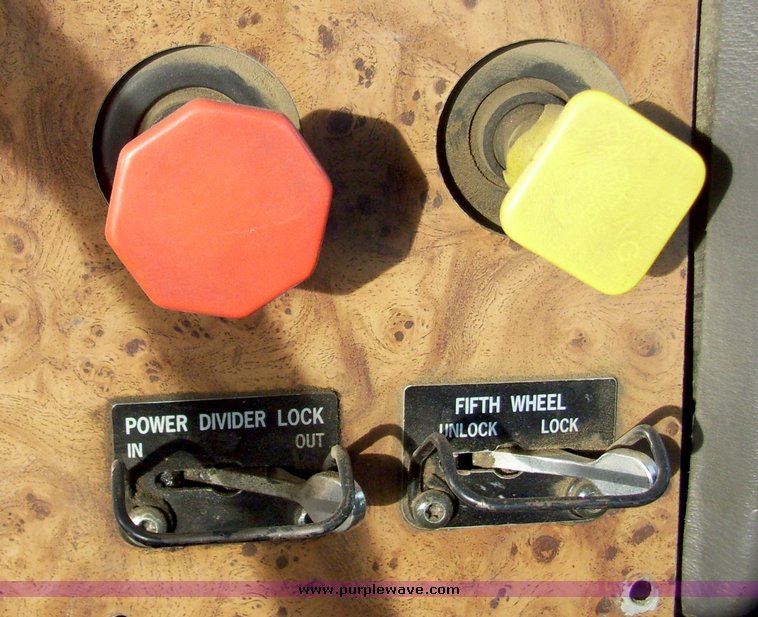 image for item 5042 1995 International 9400 semi truck