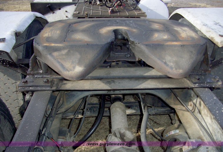 image for item 5042 1995 International 9400 semi truck