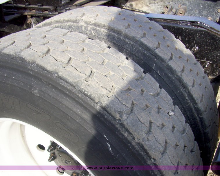 image for item 5042 1995 International 9400 semi truck