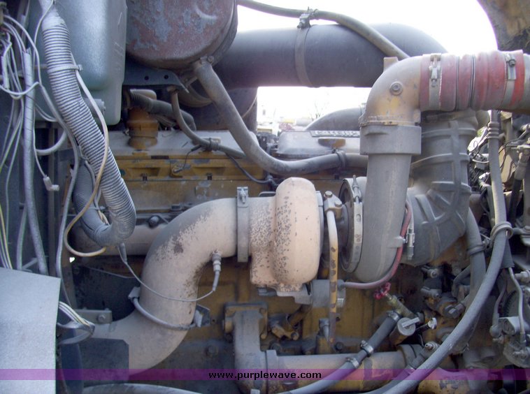 image for item 5042 1995 International 9400 semi truck