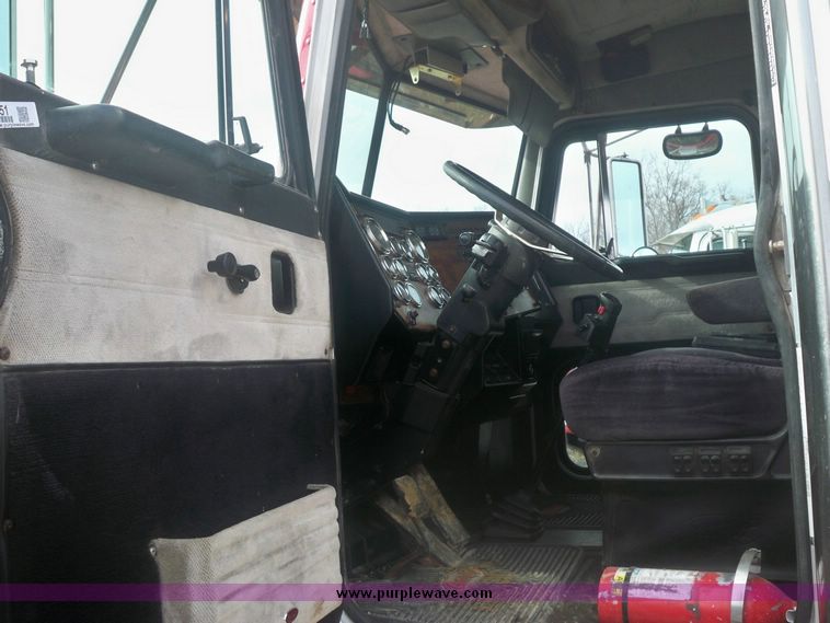 image for item 5151 1998 Peterbilt Conventional 379 semi truck