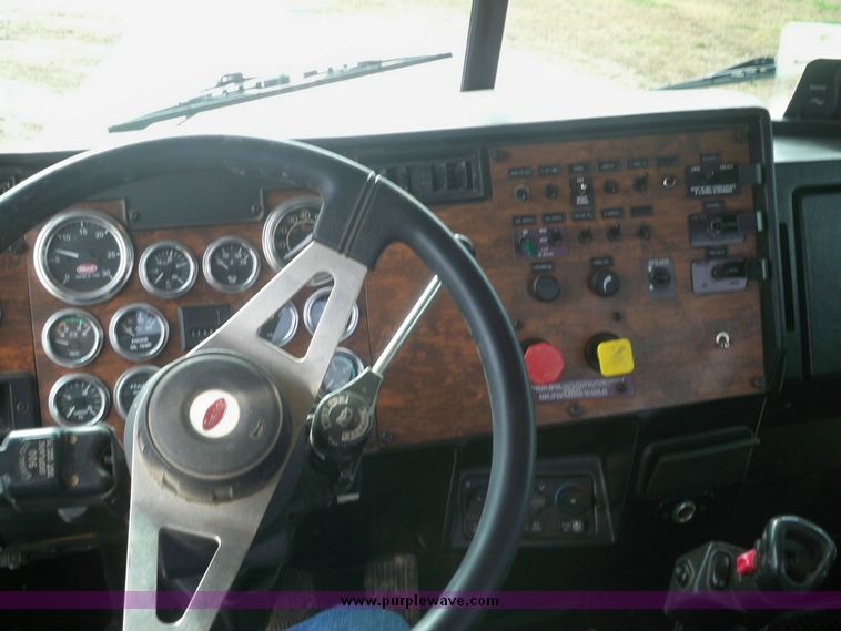 image for item 5151 1998 Peterbilt Conventional 379 semi truck