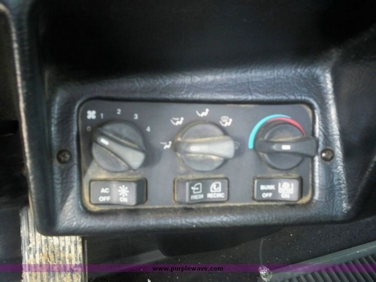 image for item 5151 1998 Peterbilt Conventional 379 semi truck