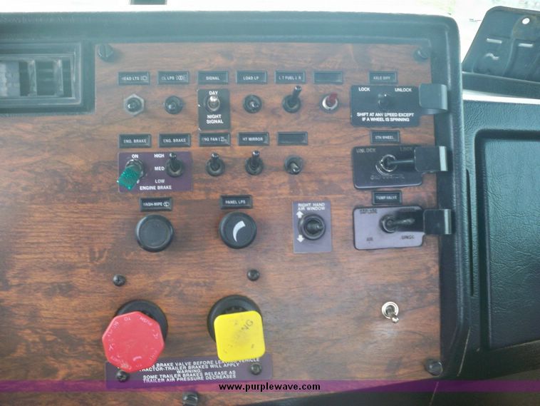 image for item 5151 1998 Peterbilt Conventional 379 semi truck