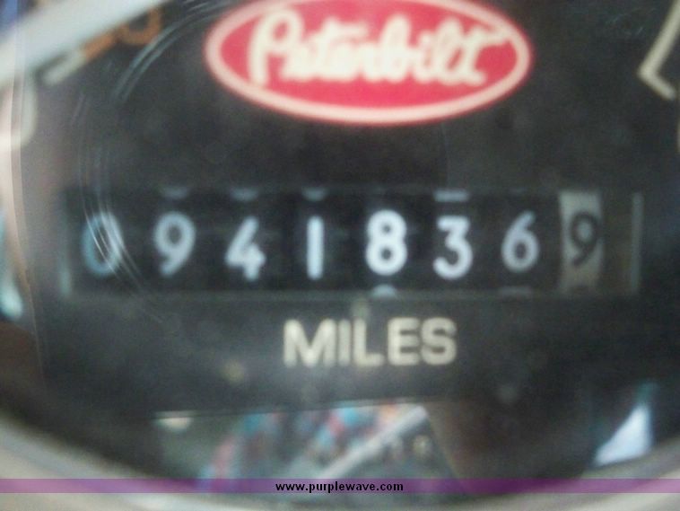 image for item 5151 1998 Peterbilt Conventional 379 semi truck