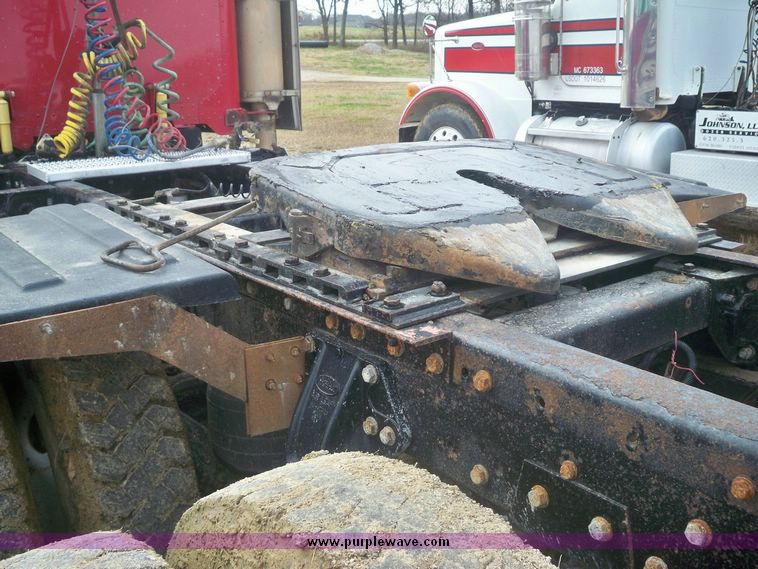 image for item 5151 1998 Peterbilt Conventional 379 semi truck