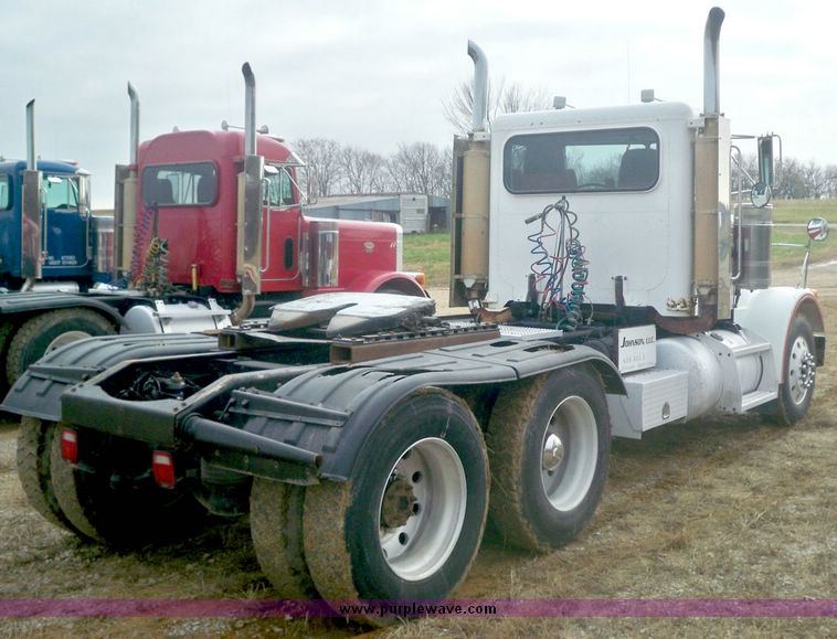 image for item 5152 2000 Peterbilt Conventional 378 semi truck