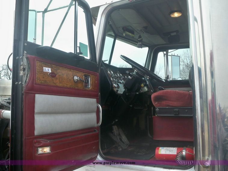 image for item 5152 2000 Peterbilt Conventional 378 semi truck