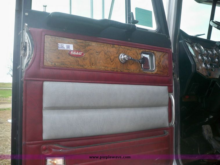 image for item 5152 2000 Peterbilt Conventional 378 semi truck