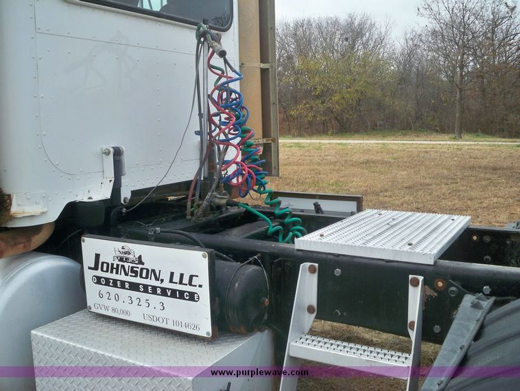 image for item 5152 2000 Peterbilt Conventional 378 semi truck