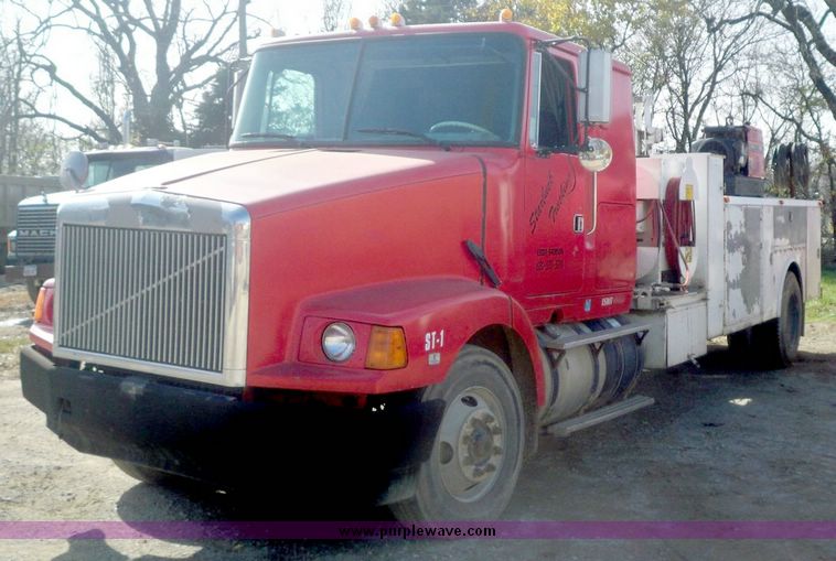 image for item 5170 1995 Volvo DD94 semi truck