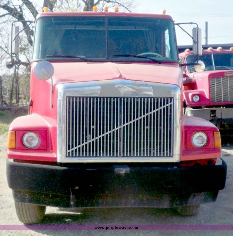 image for item 5170 1995 Volvo DD94 semi truck