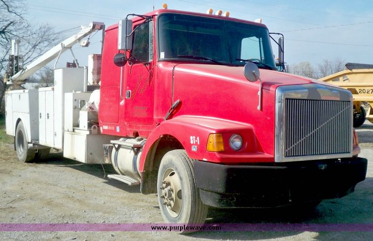 image for item 5170 1995 Volvo DD94 semi truck