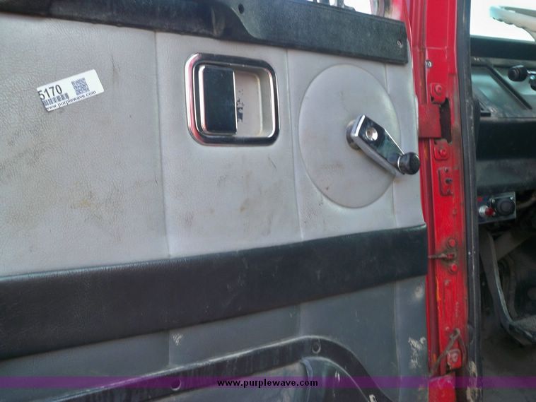 image for item 5170 1995 Volvo DD94 semi truck