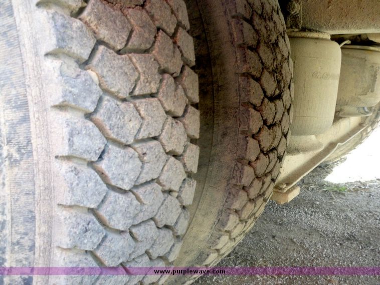 image for item 5170 1995 Volvo DD94 semi truck