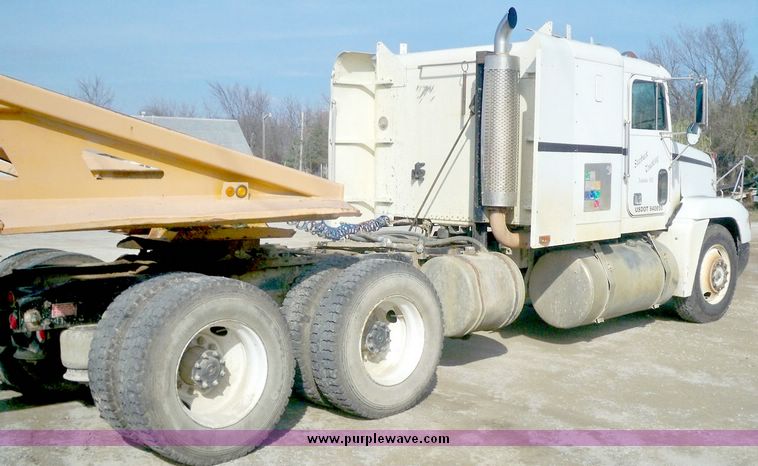 image for item 5171 1994 Freightliner semi truck