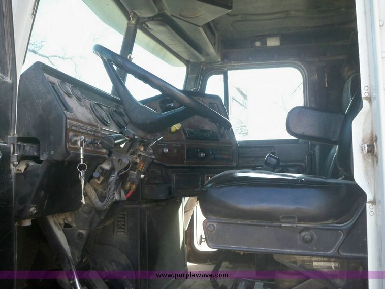 image for item 5171 1994 Freightliner semi truck