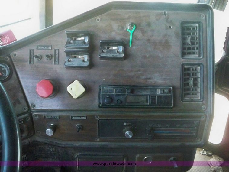 image for item 5171 1994 Freightliner semi truck