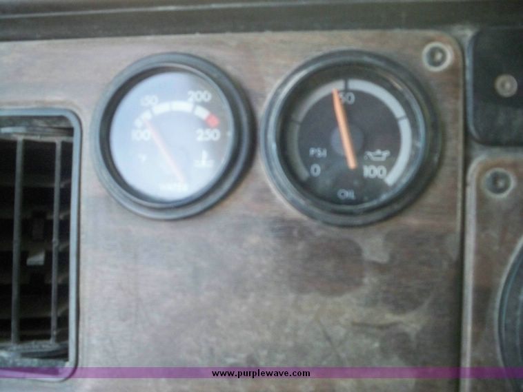 image for item 5171 1994 Freightliner semi truck