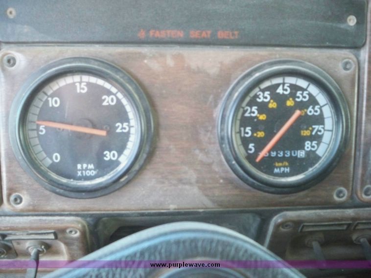 image for item 5171 1994 Freightliner semi truck