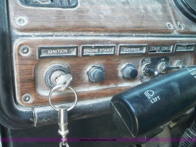 image for item 5171 1994 Freightliner semi truck