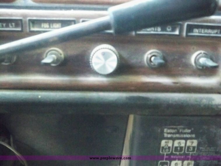 image for item 5171 1994 Freightliner semi truck