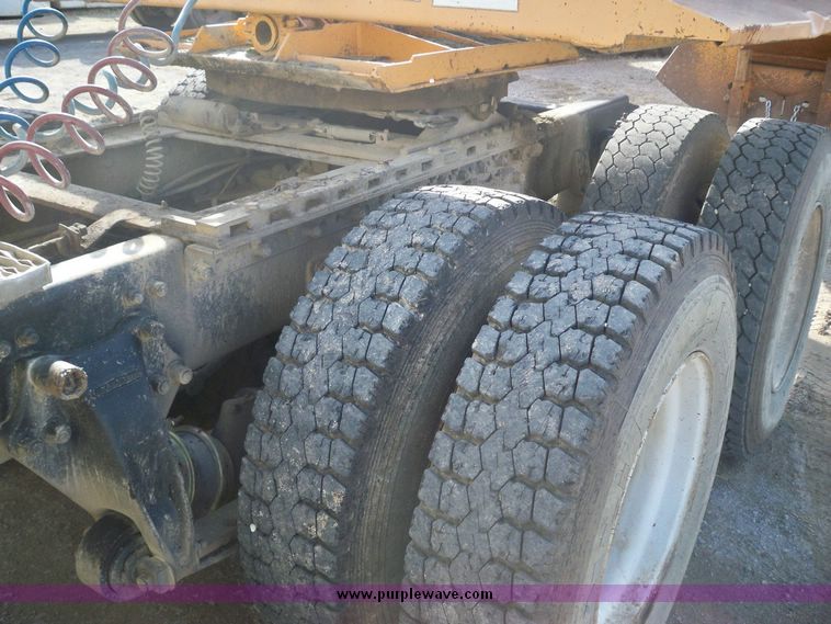 image for item 5171 1994 Freightliner semi truck