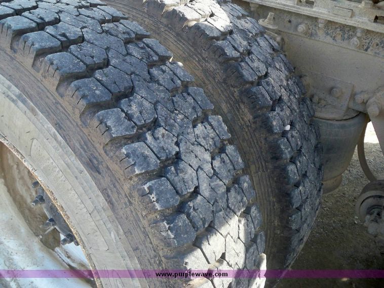 image for item 5171 1994 Freightliner semi truck