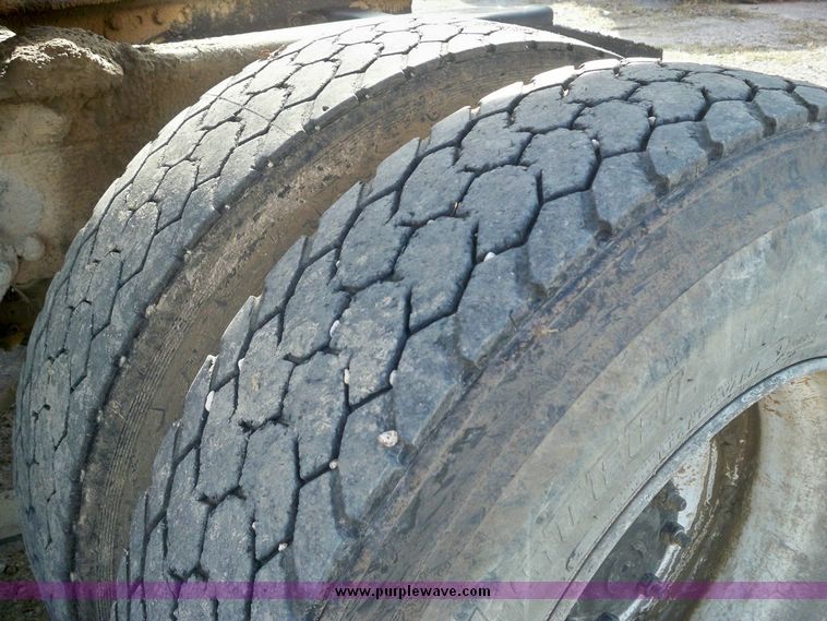 image for item 5171 1994 Freightliner semi truck