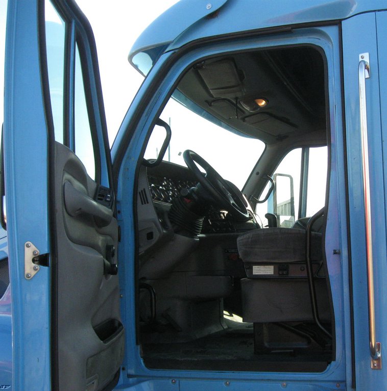 image for item 6617 2001 Peterbilt 387 semi truck