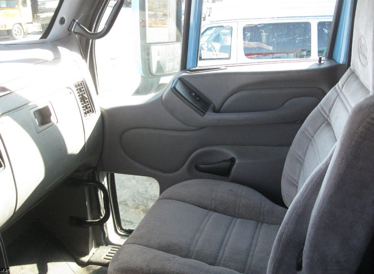 image for item 6617 2001 Peterbilt 387 semi truck