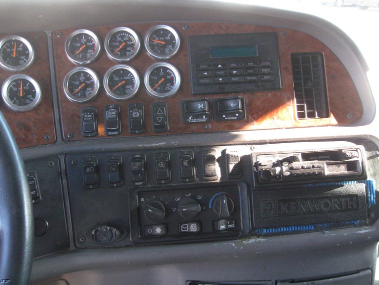 image for item 6617 2001 Peterbilt 387 semi truck