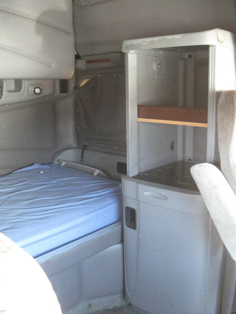 image for item 6617 2001 Peterbilt 387 semi truck