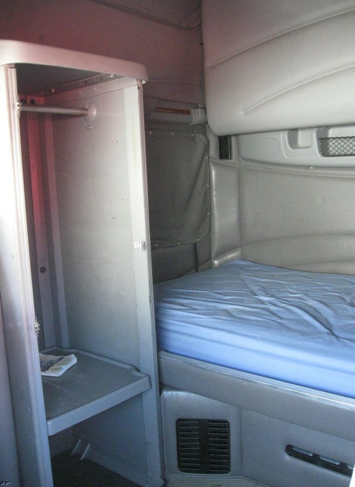 image for item 6617 2001 Peterbilt 387 semi truck