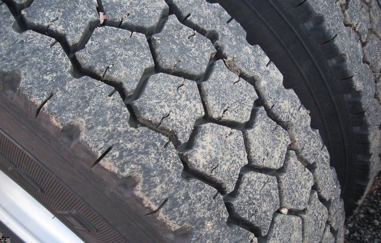 image for item 6617 2001 Peterbilt 387 semi truck