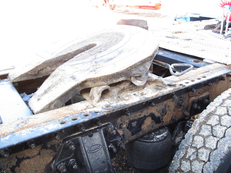 image for item 6617 2001 Peterbilt 387 semi truck