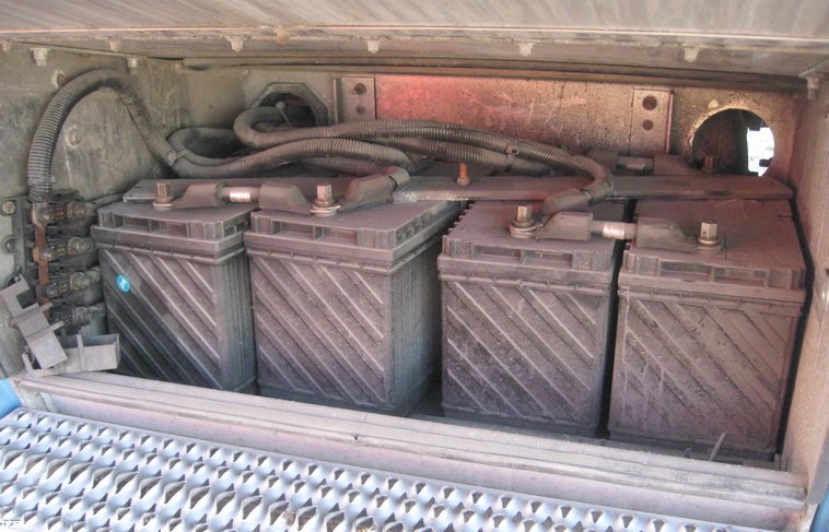 image for item 6617 2001 Peterbilt 387 semi truck