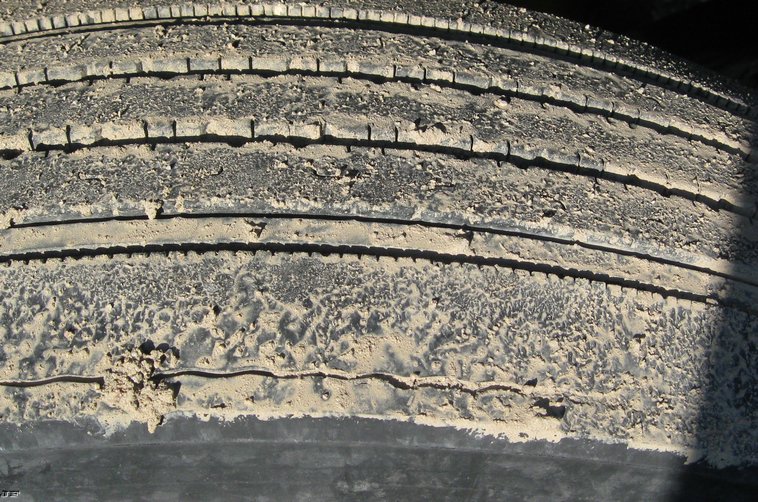 image for item 6617 2001 Peterbilt 387 semi truck