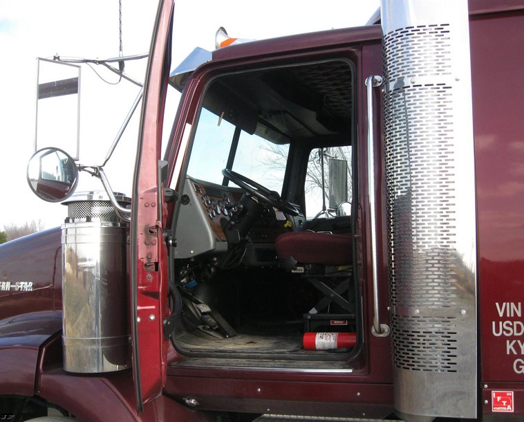 image for item 6658 2006 Western Star semi truck