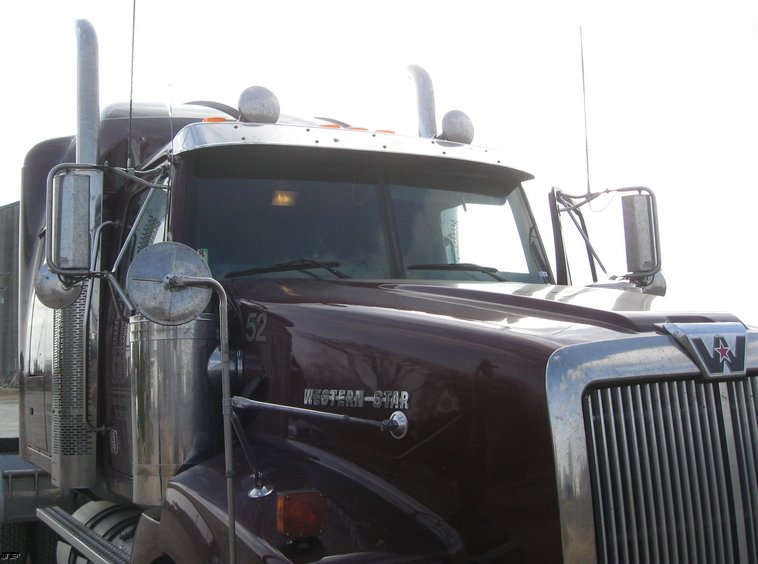 image for item 6658 2006 Western Star semi truck