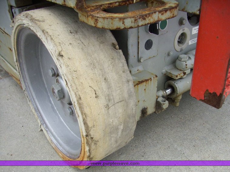 image for item 5007 2004 Skyjack SJ III 3226 scissor lift