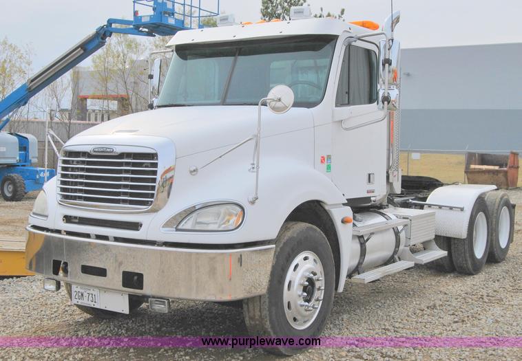 image for item 6032 2005 Freightliner CL120ST tandem axle truck tractor