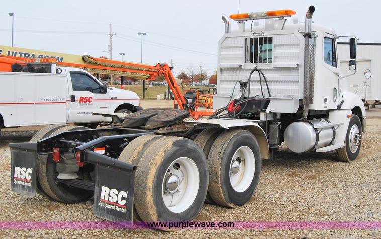 image for item 6032 2005 Freightliner CL120ST tandem axle truck tractor