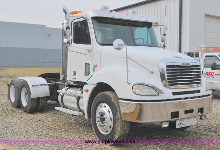 image for item 6032 2005 Freightliner CL120ST tandem axle truck tractor