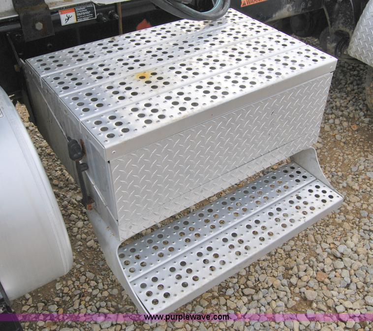 image for item 6032 2005 Freightliner CL120ST tandem axle truck tractor